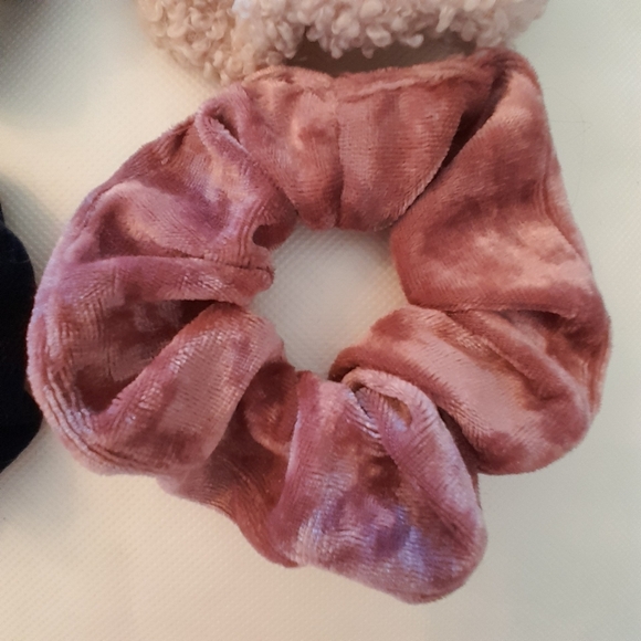 Free w/ Bundle: Assorted Scrunchies - Picture 4 of 11